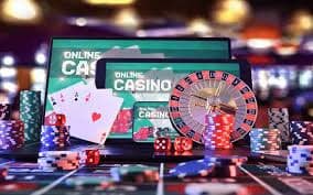Bàn Live Casino trực tuyến với dealer chuyên nghiệp tại kv99 trên màn hình lớn